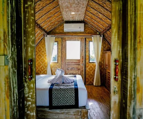 Alvia Joglo House & Private Pool ロッジ Tampaksiring